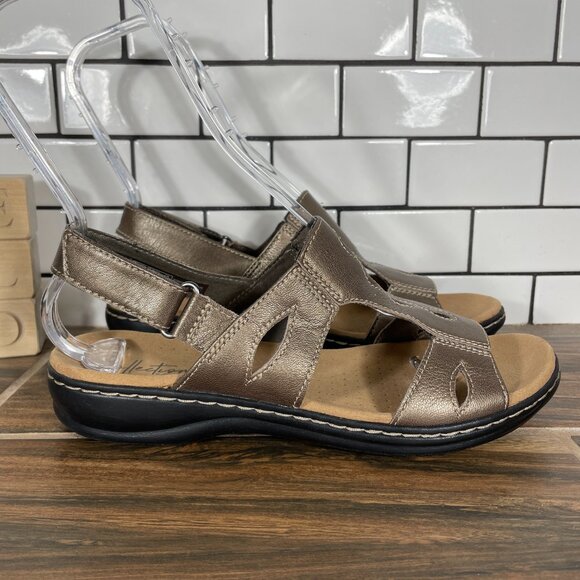 Clarks Leisa Lakelyn Womens 8 Wide Shoes Pewter Metallic Leather Comfort Sandal - Picture 4 of 13